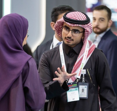Visitors speak at MEOS GEO 2023